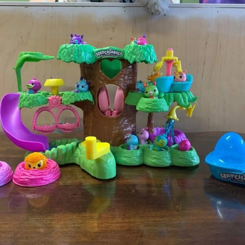 Hatchimals Colleggtibles Hatchery Nursery Playset with Figures